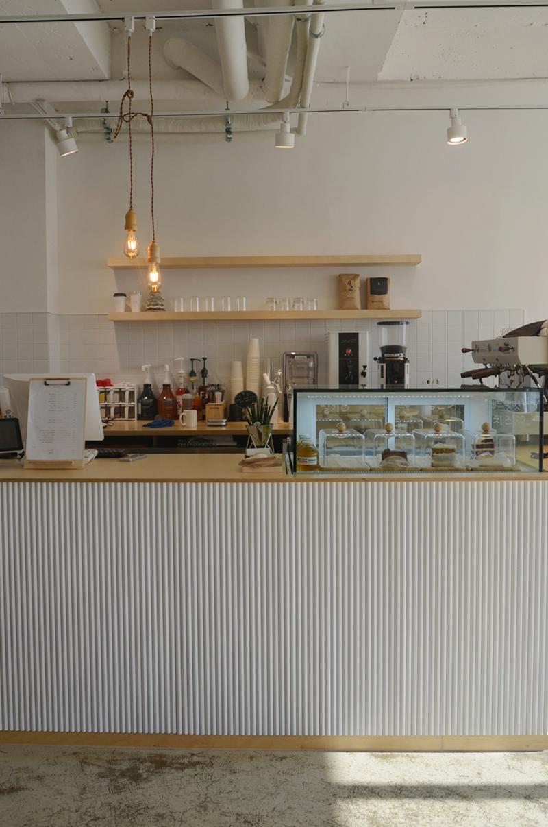 简约 20 平咖啡厅，展现白色与木色的精致空间设计-12