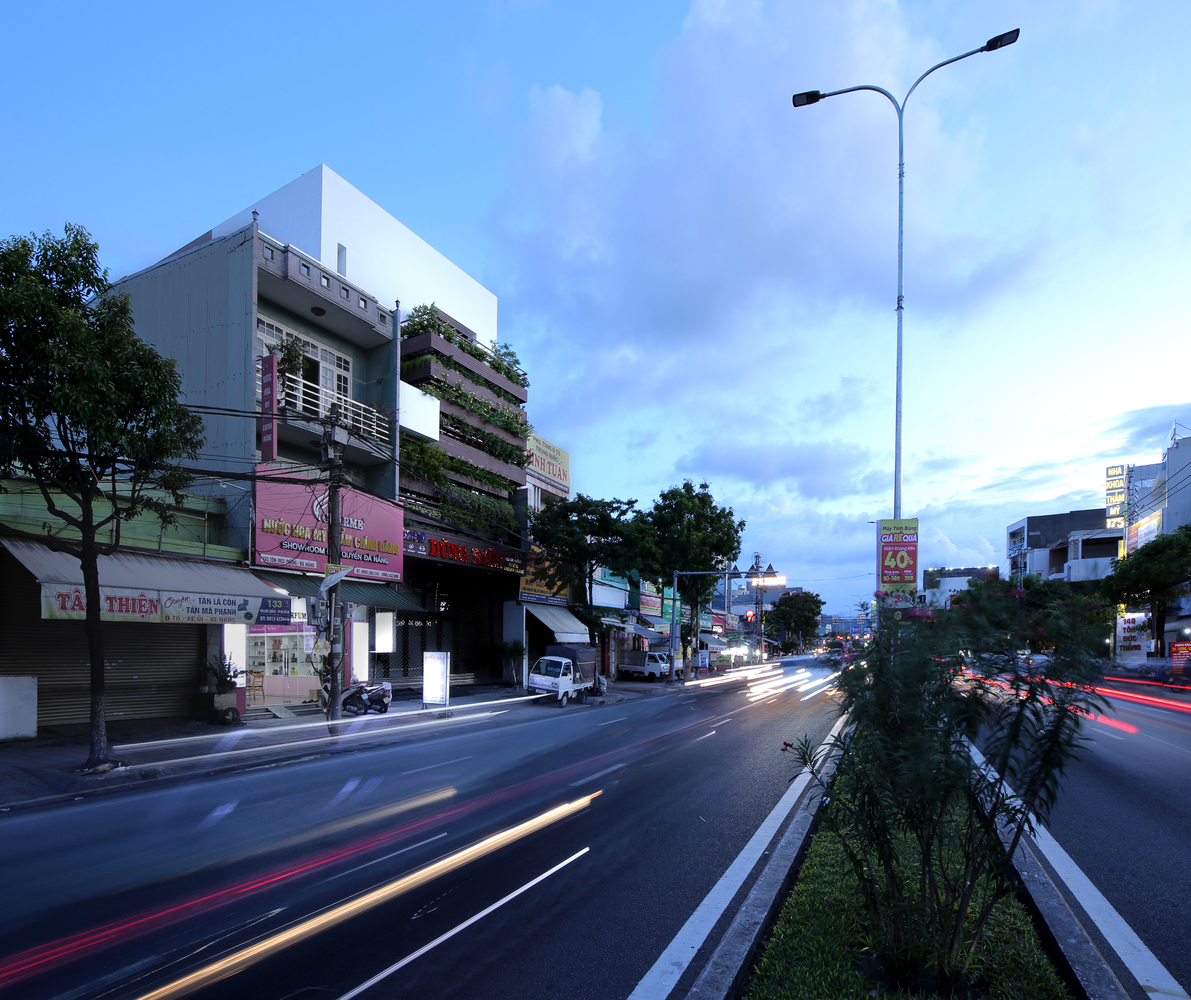 DKS House · 城市中心的绿色静谧之家丨越南-11