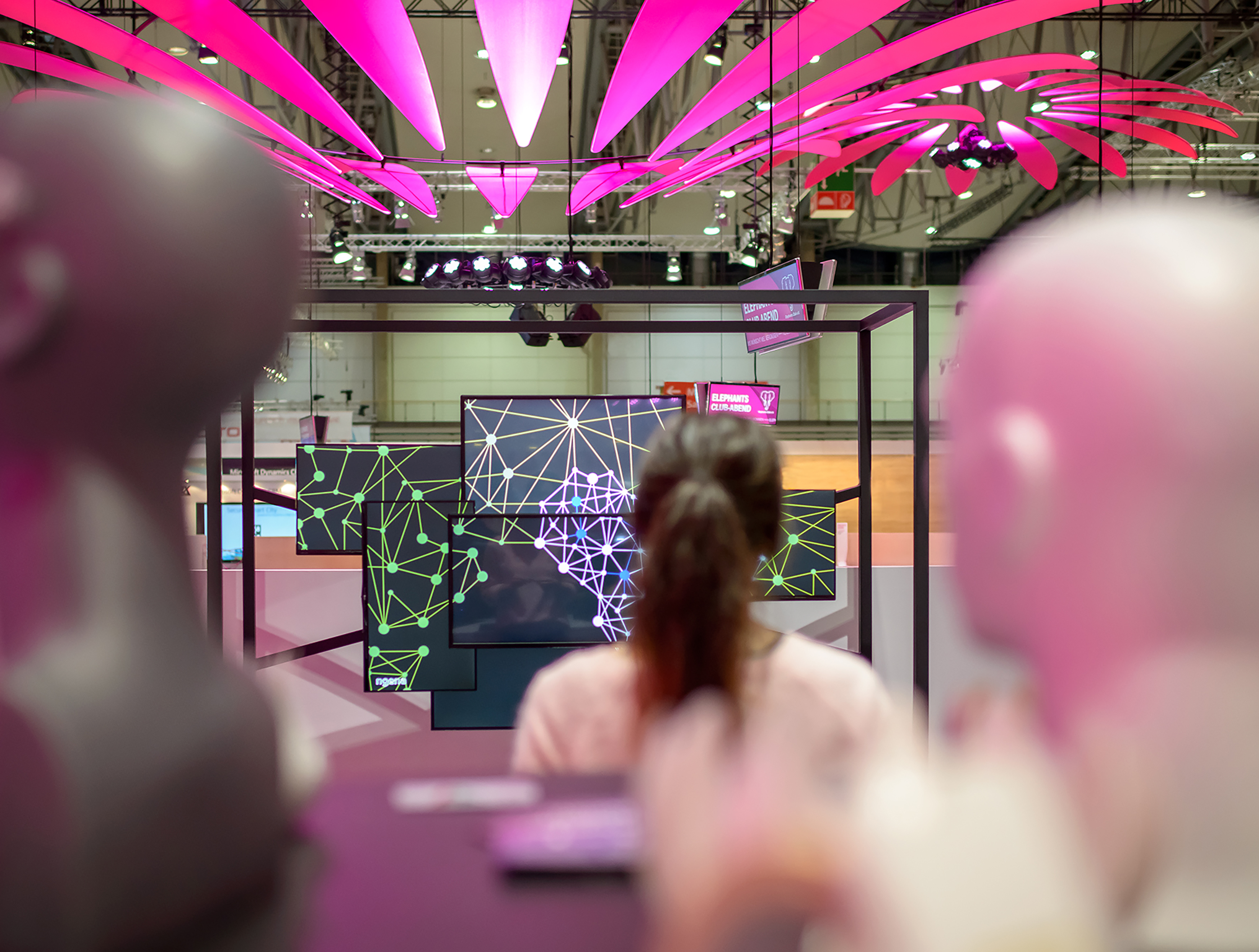 共享经济下的企业网络展厅设计-12