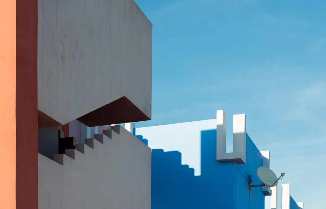 红墙 | 后现代公寓综合体的纯粹色彩与迷宫式空间-10