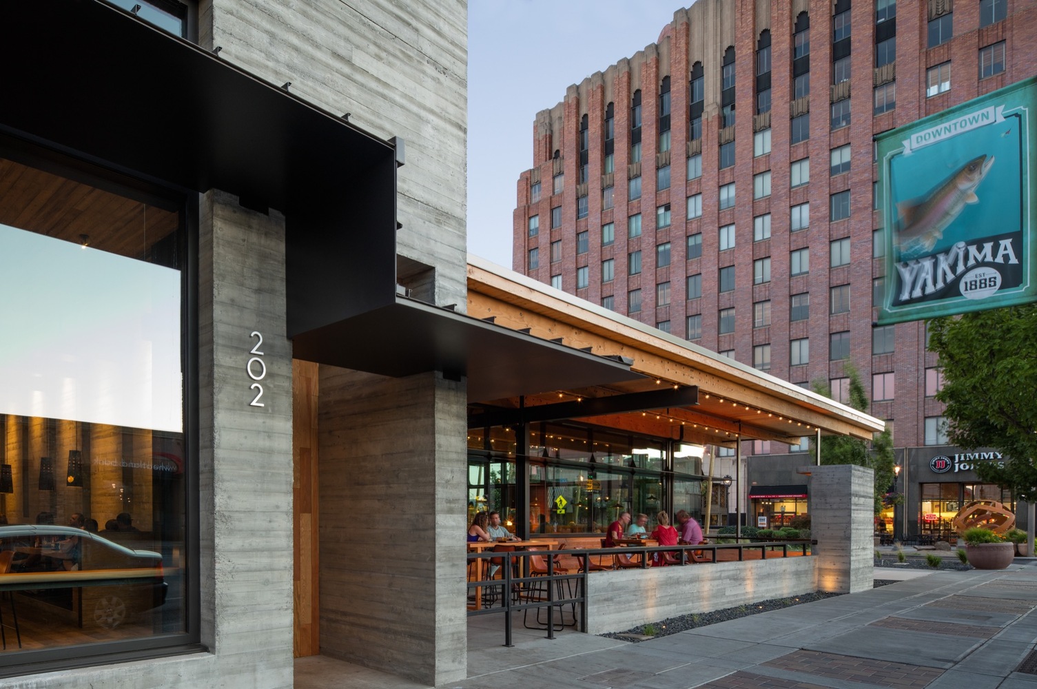 亚基马谷农业遗产的复兴 · Cowiche Canyon Kitchen and Icehouse Bar-52