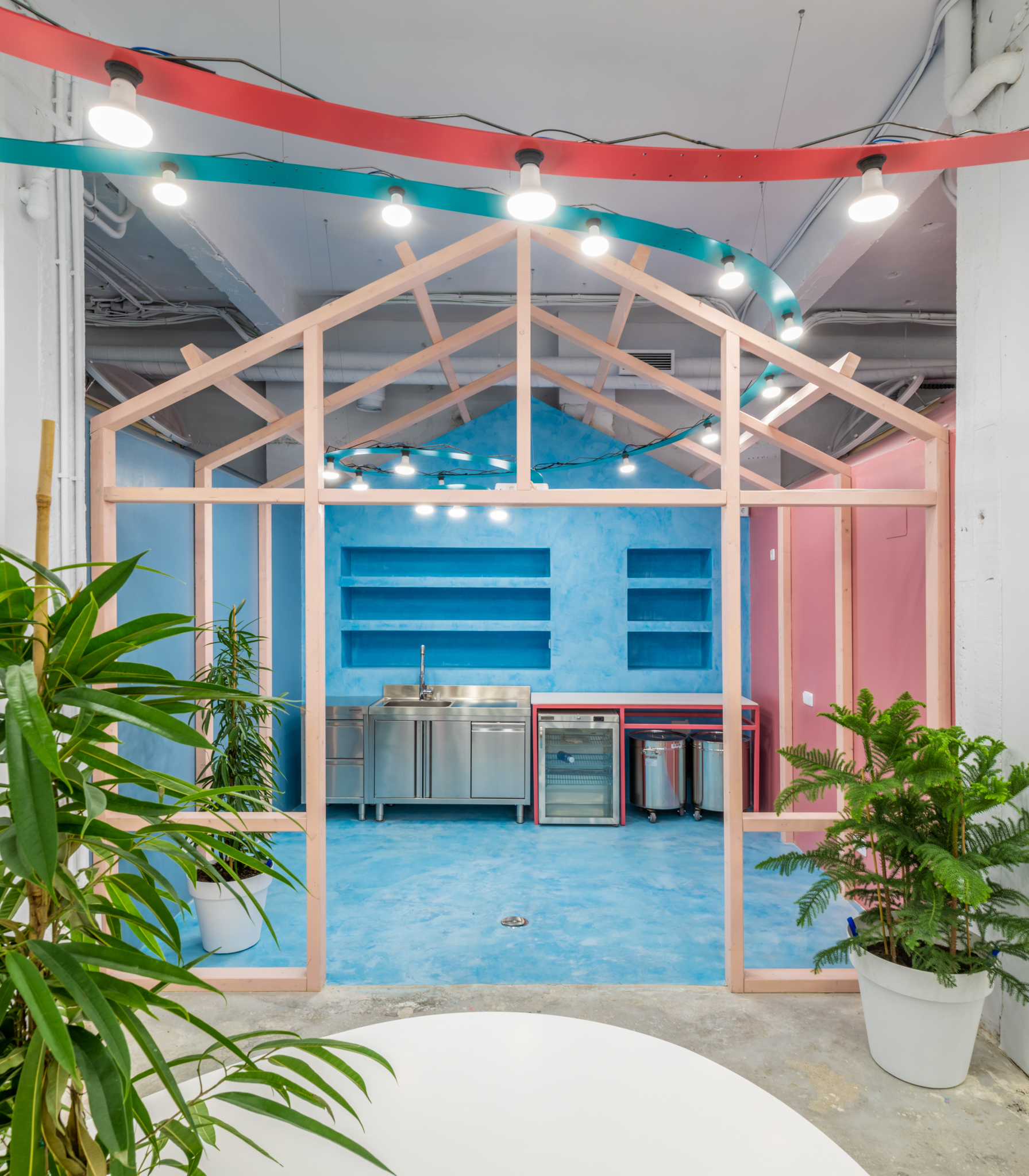 Office and Set of TV Ponyo en el Garage / Fast and Furious Production Office-34