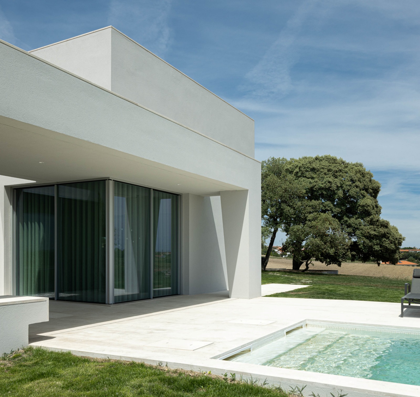 带泳池的白色住宅丨葡萄牙丨dp arquitectos-19