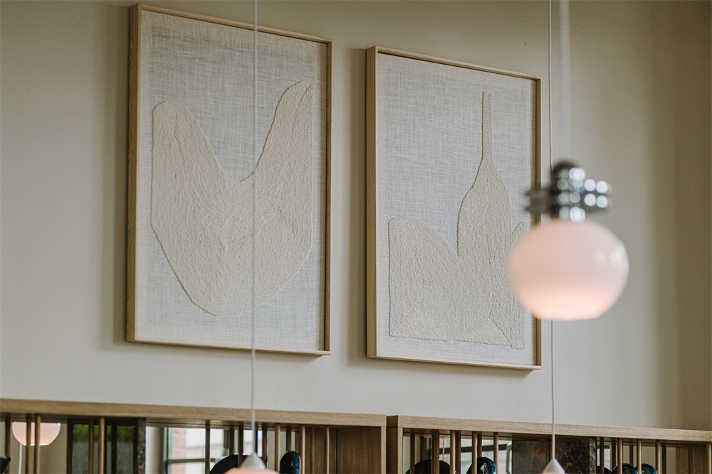 波兰 Nadzieja 现代风格餐厅 | 白色瓷砖、棕皮钢管椅展现包豪斯风格-13