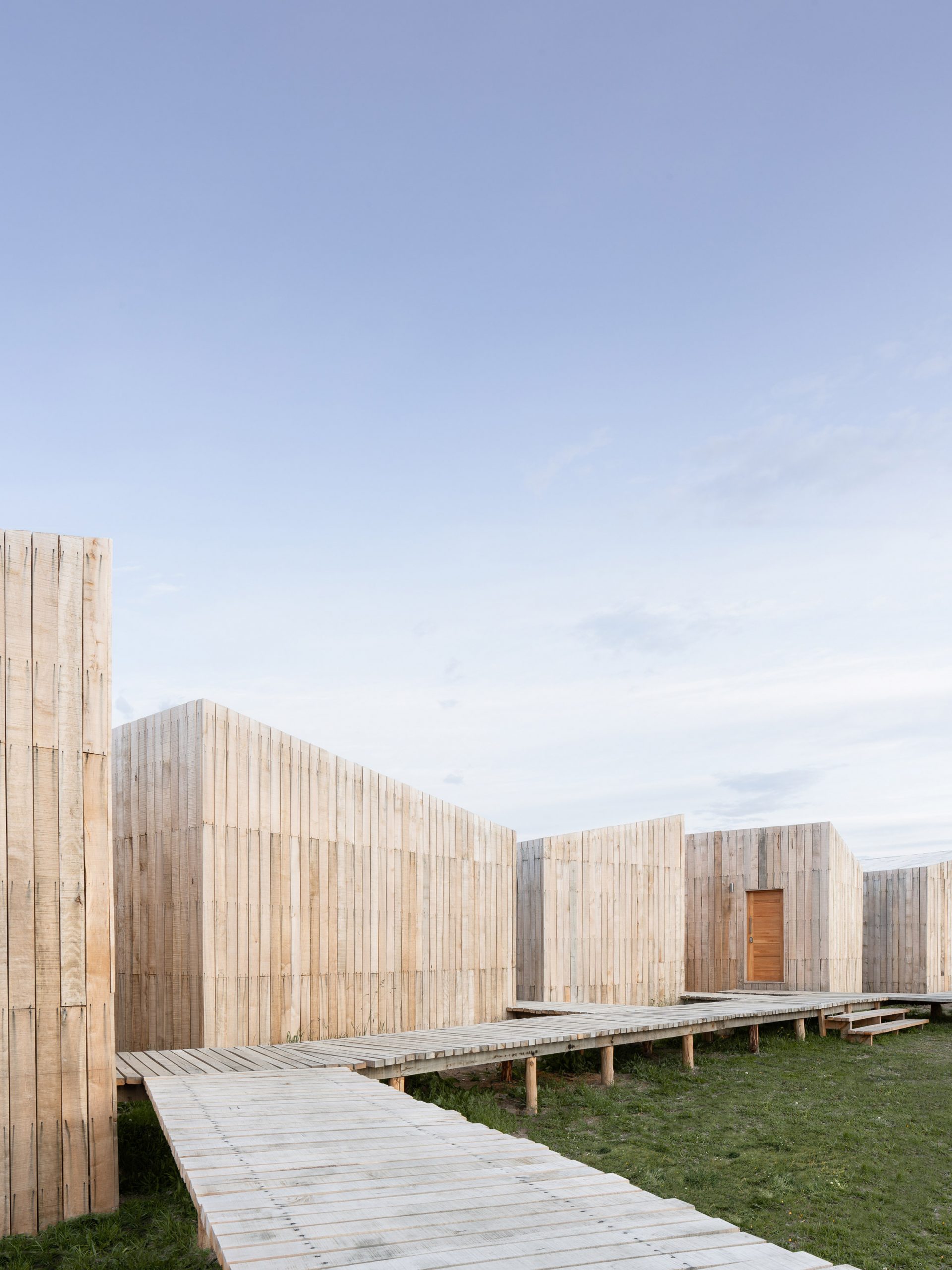 智利 Patagonia 酒店，木质预制小屋打造自然美景中的温馨空间-3