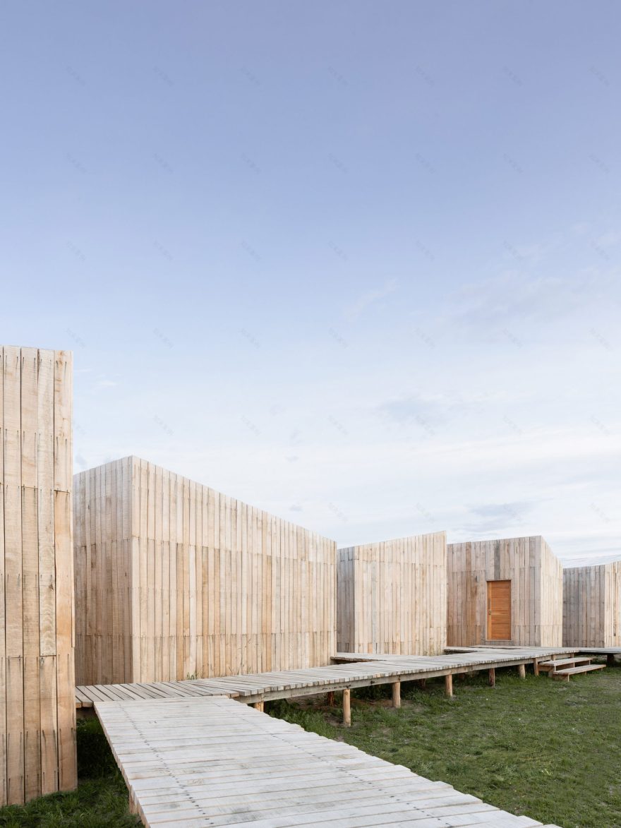 智利 Patagonia 酒店,木质预制小屋打造自然美景中的温馨空间-3