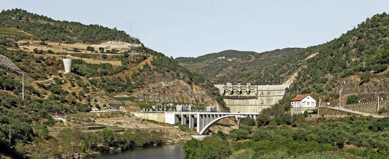 嵌入山体的生态能源站 · 葡萄牙 Foz Tua 水电站-4