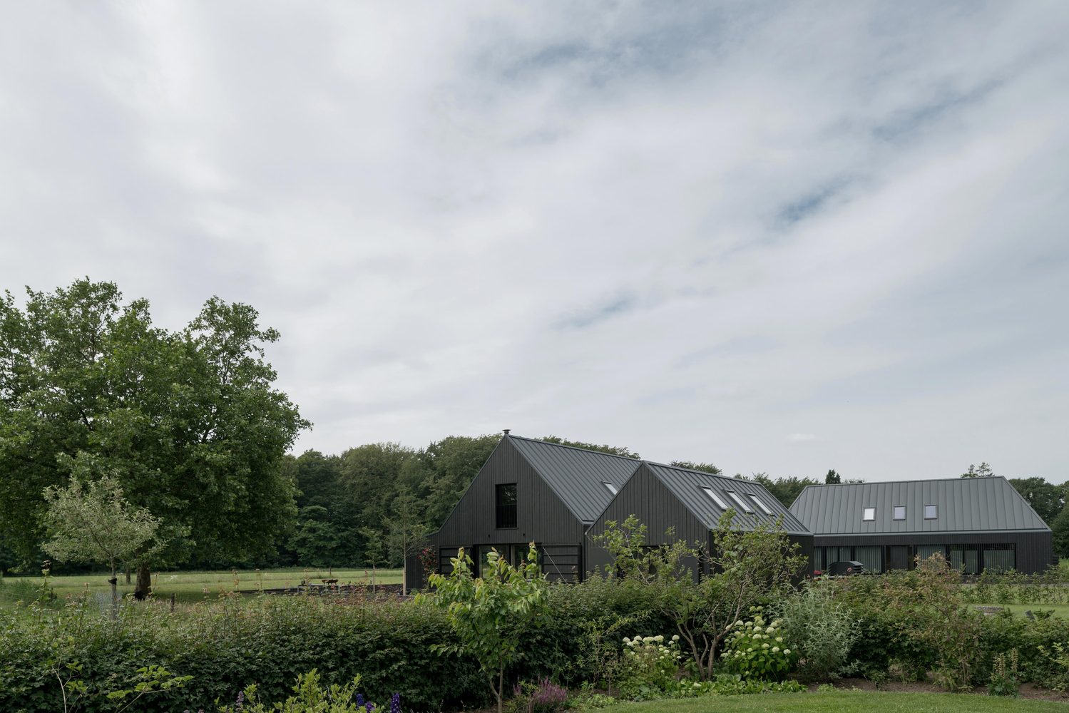 荷兰现代农庄中的两套住宅与工作室-35