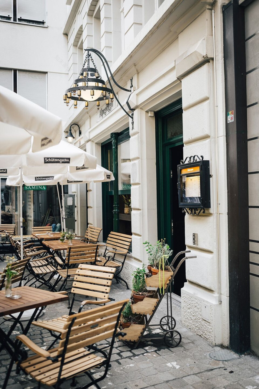 COCC· and coherent 打造瑞士圣加仑老城区温馨酒馆-47