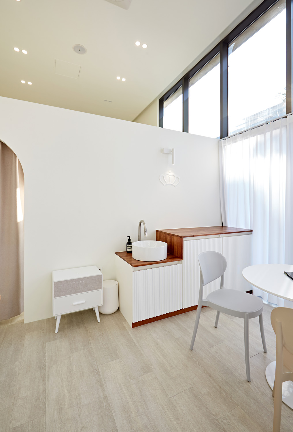 白色调的 11 层视听室，极简设计的完美呈现-14