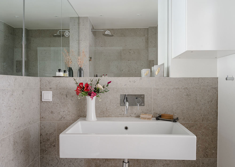 原木与灰色共舞，打造独特斯堪的纳维亚风格公寓-18