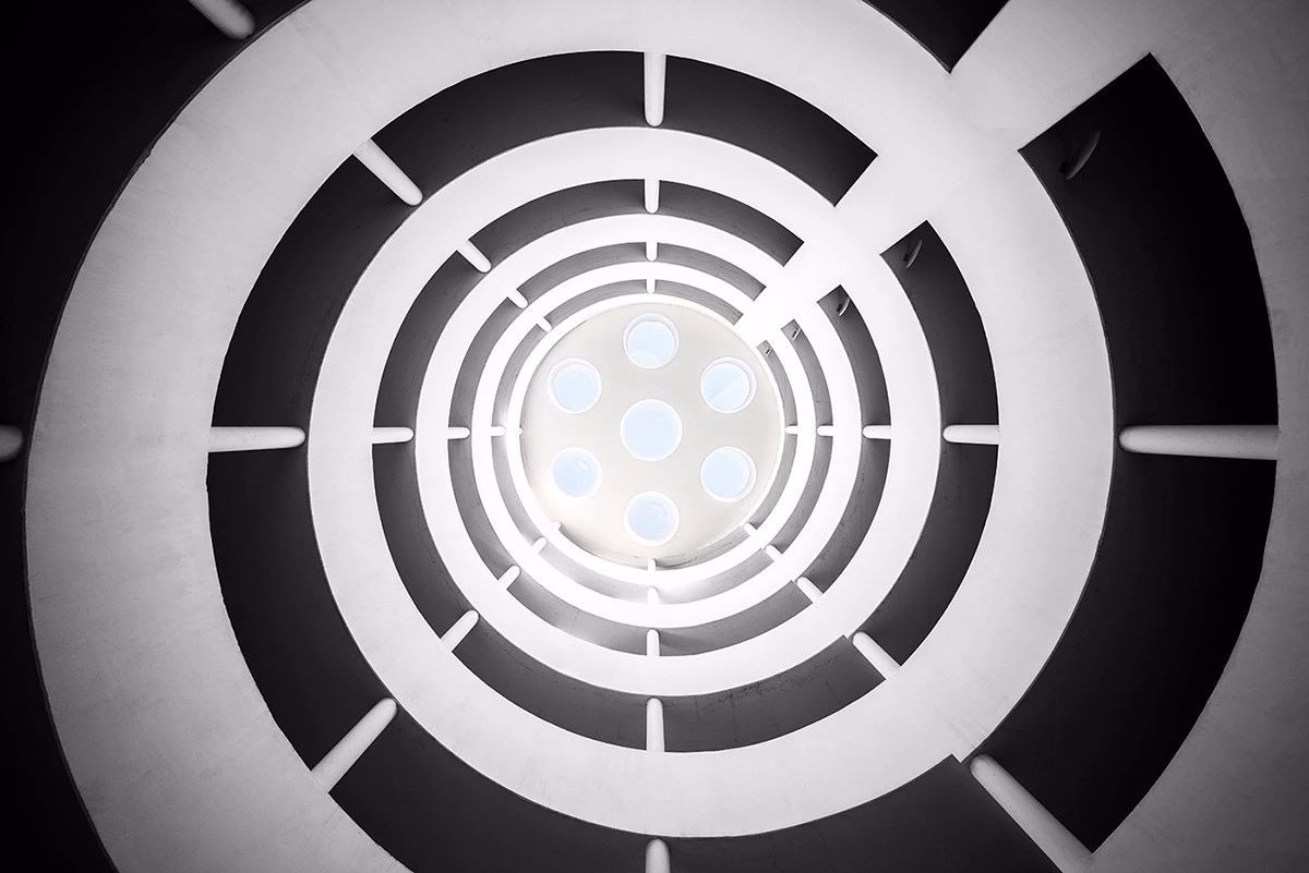 穿越天空的隧道 | 摄影师 Zsolt Hlinka 的几何建筑视觉-33