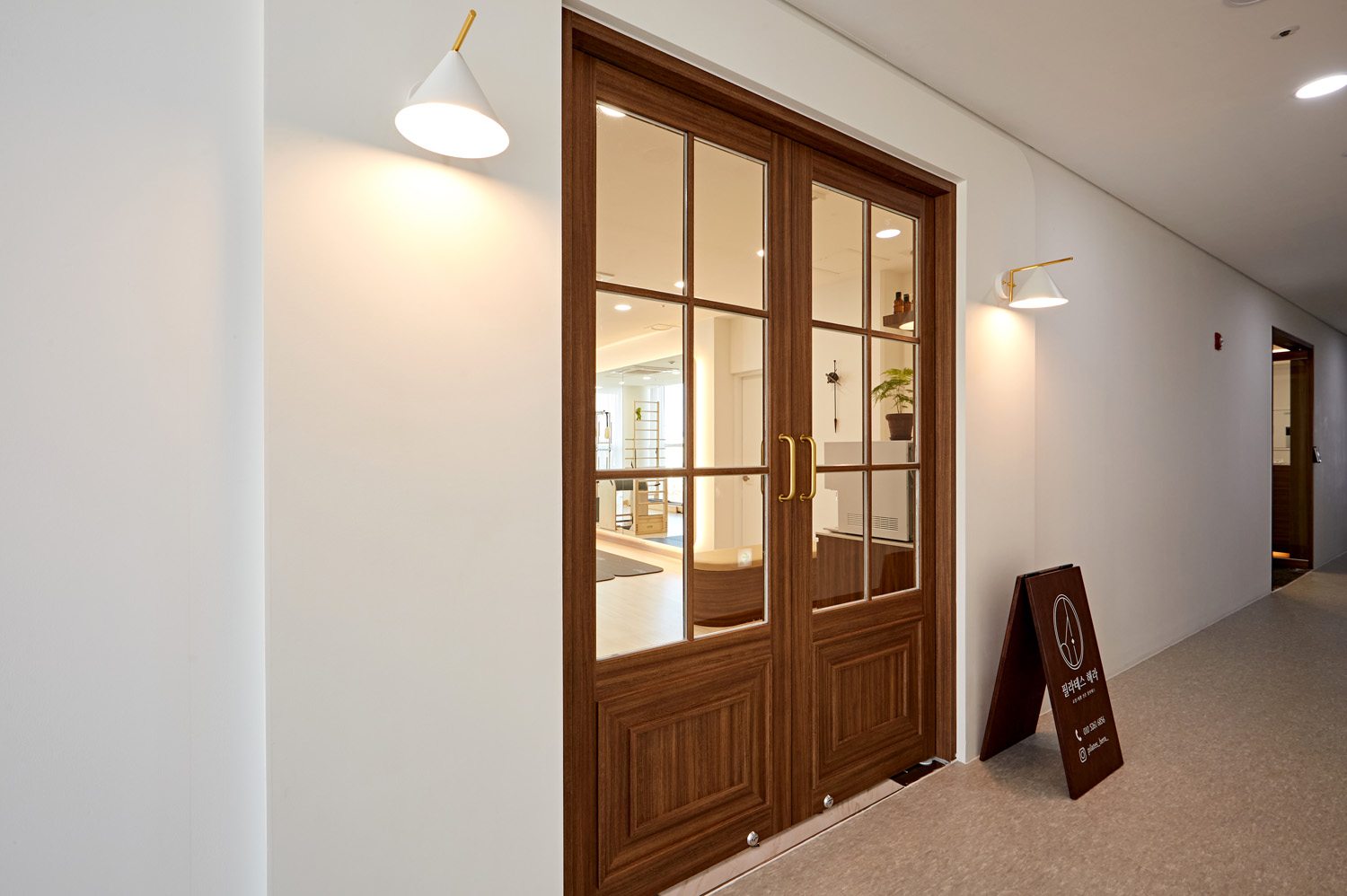 18 度温暖 | 白色与木质的和谐交融-13