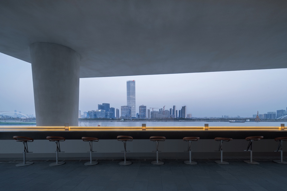 上海西岸美术馆餐厅 | 谦逊优雅的悬浮“白盒”-14
