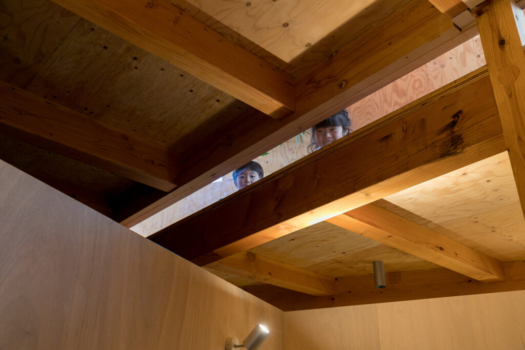 天井高５メートルの大開口斜めに架かった天井の棟木。シンプルかつ大胆なデザインの家 | Architecture | 100%LiFE-10