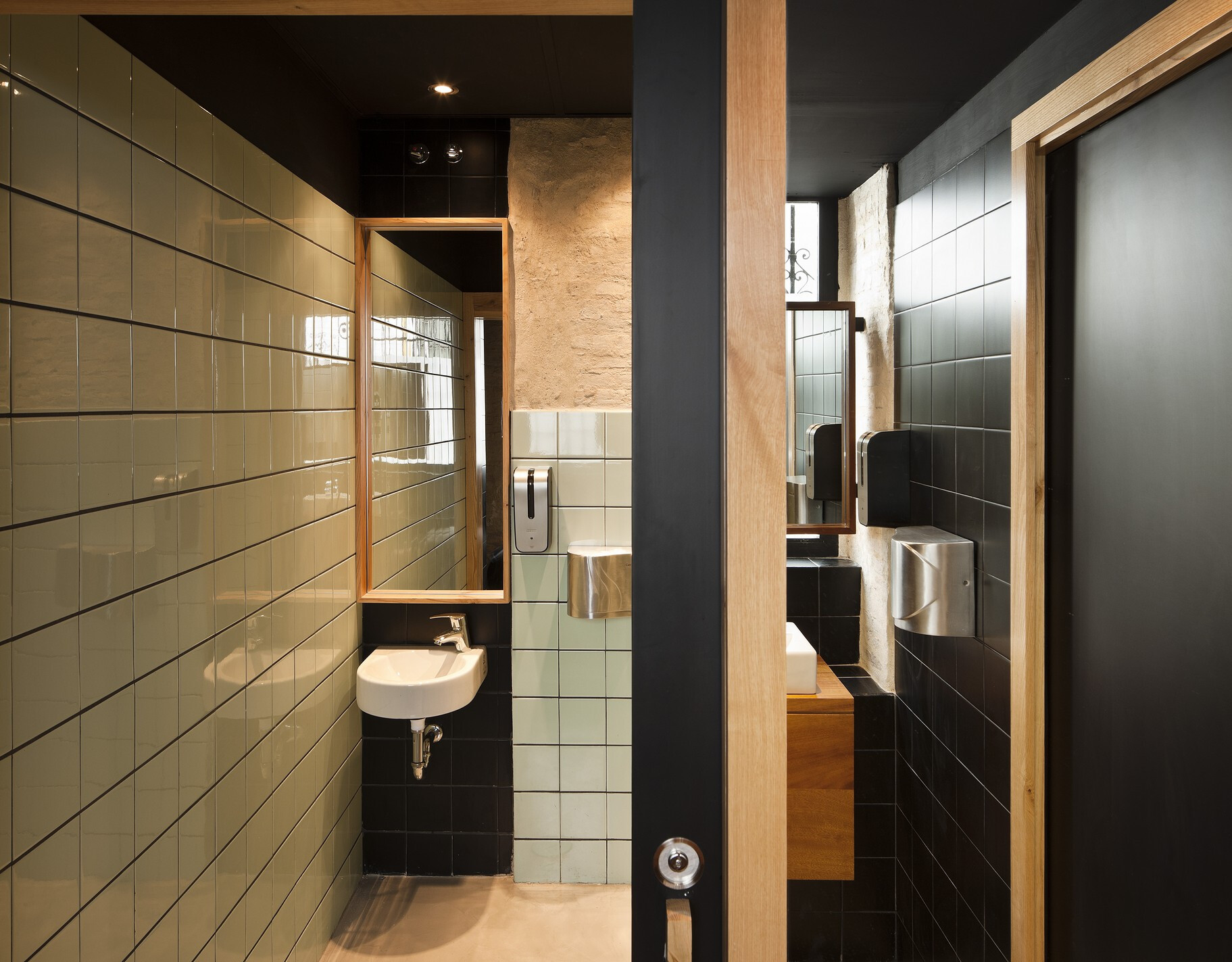 西班牙塞维利亚葡萄酒主题餐厅-17