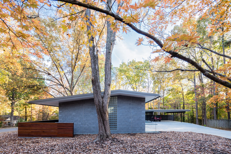 郊区森林中的私密玻璃住宅-13