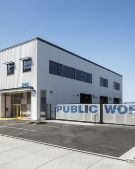 简约而生动 | Noll & Tam 建筑事务所的 Albany Public Works Service Center 设计