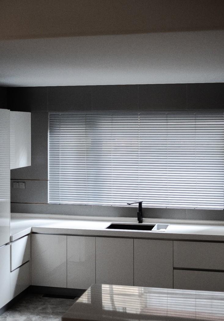 留白的艺术 | 金属与绿色的视觉韵律-18