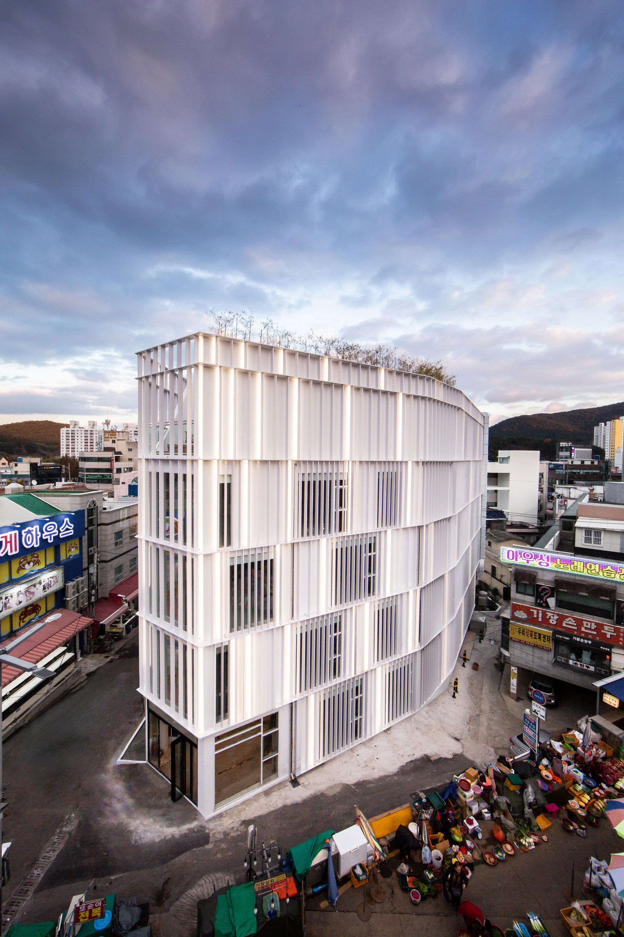 MIPS a Museum Embracing Building / KEAB-24