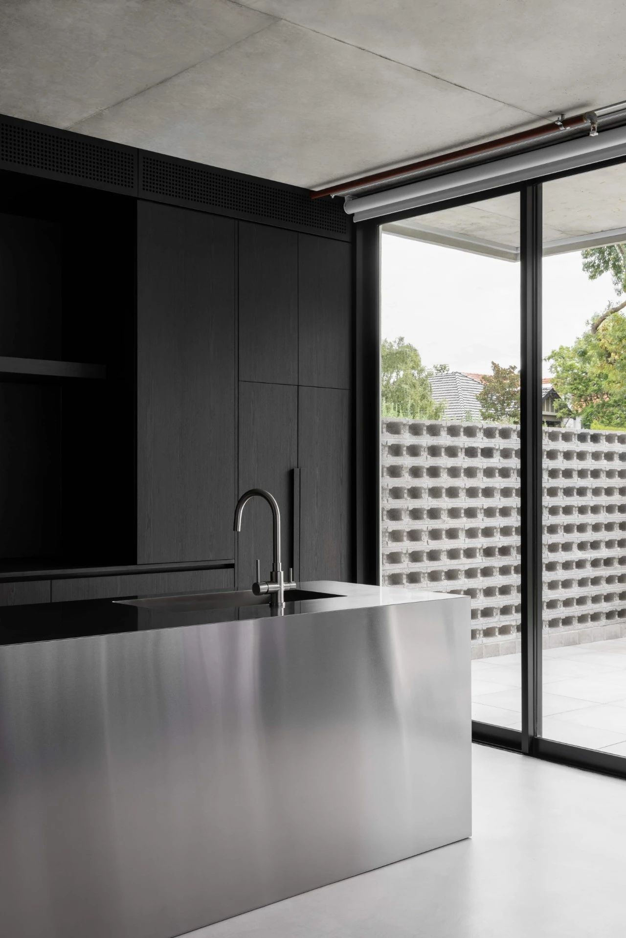 新旧融合的单色住宅丨澳大利亚墨尔本丨C.Kairouz Architects-23