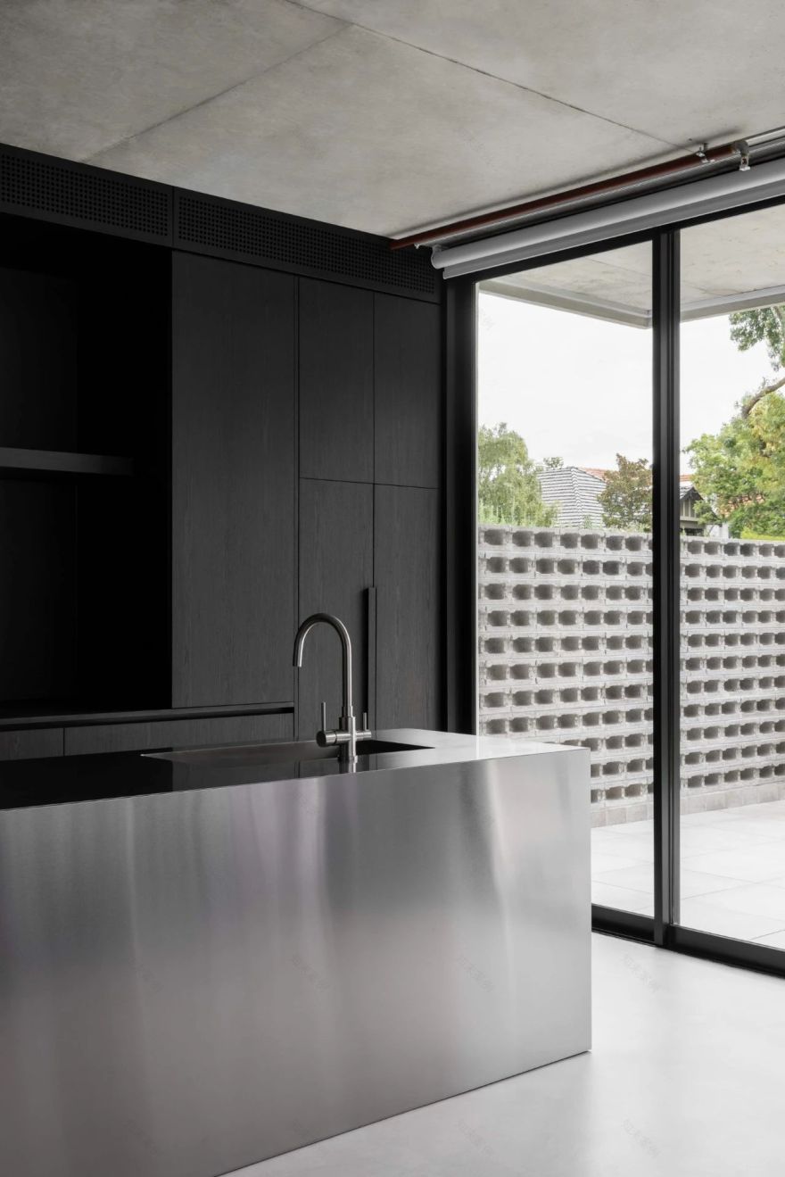新旧融合的单色住宅丨澳大利亚墨尔本丨C.Kairouz Architects-23