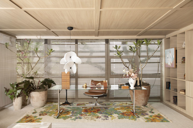 Home Office contemporâneo e acolhedor, repleto de móveis vintage - CasaCor SP 24 - Conexão Decór-0