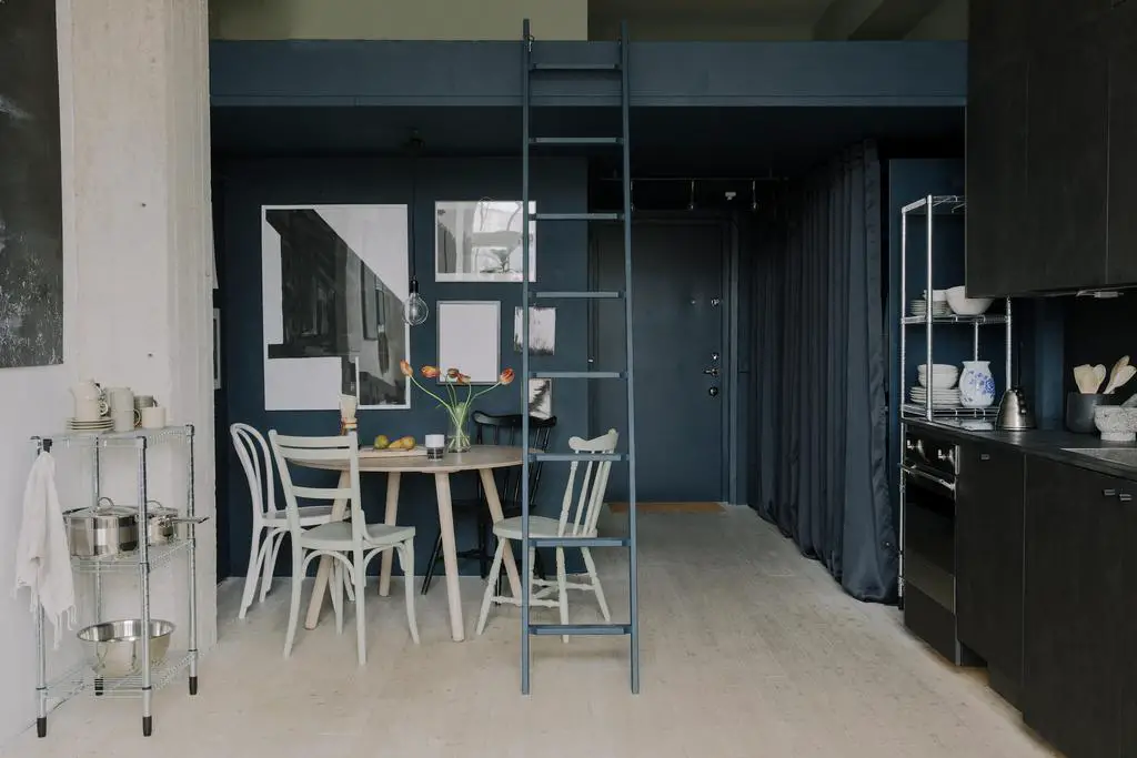 独特半圆形窗户照亮的明亮工作室-1