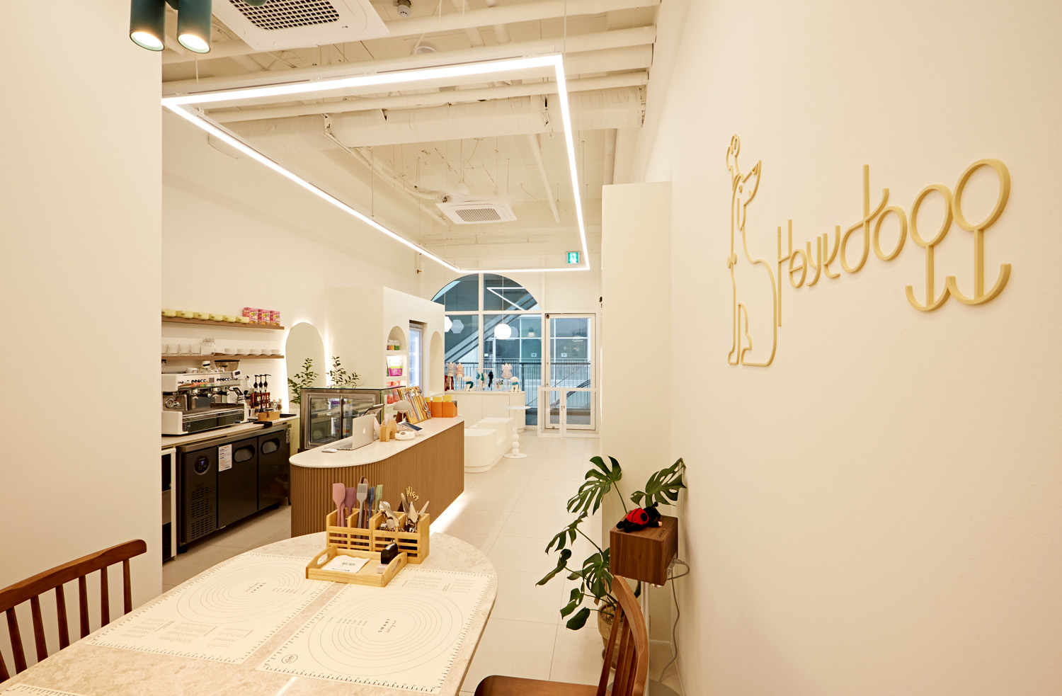 白色与木色的极简之美 | 13 坪小空间的餐厅设计-10