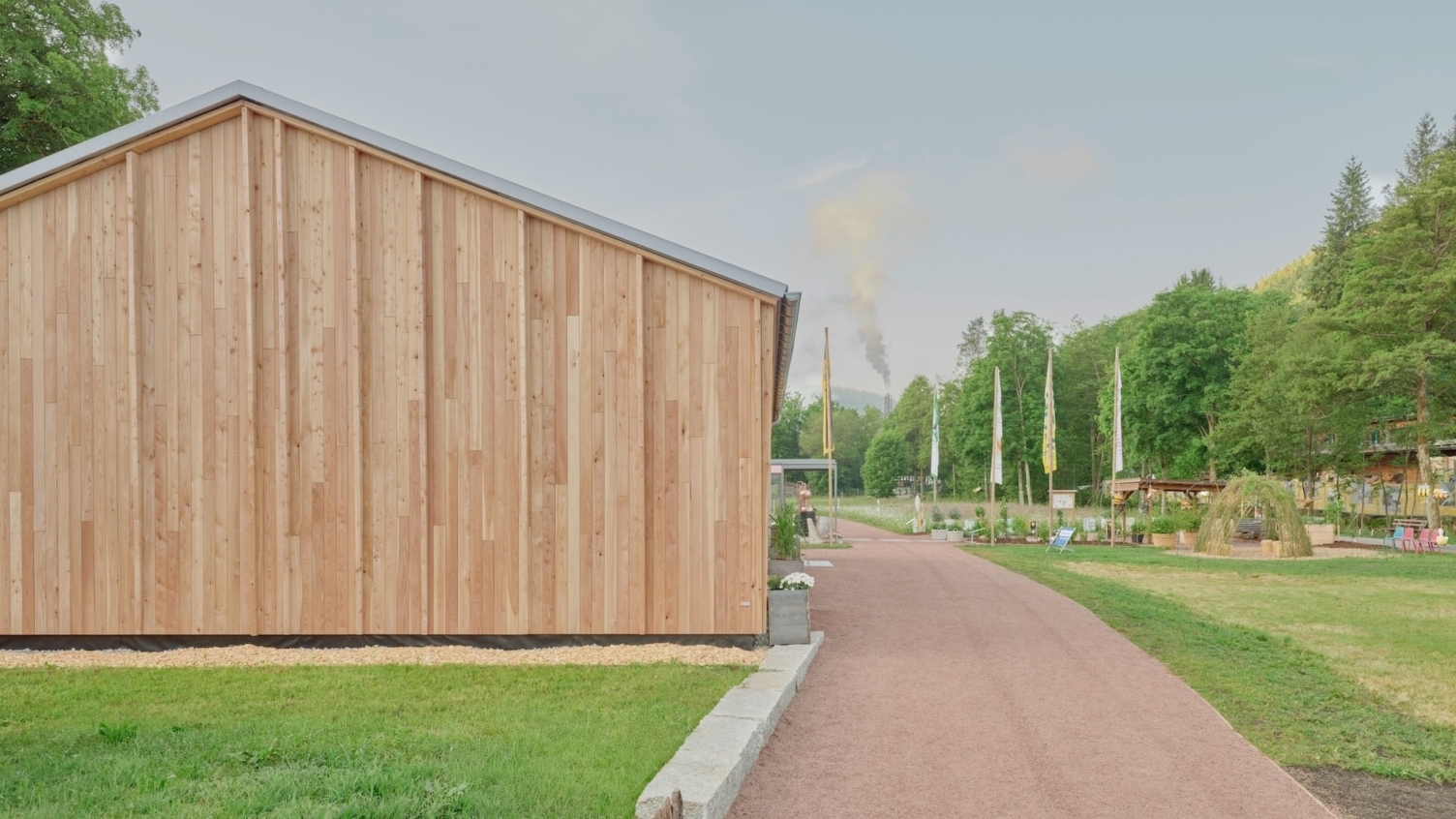  Zirkuläres Bauen: Ausstellungspavillon und Fahrzeughalle in einem-0