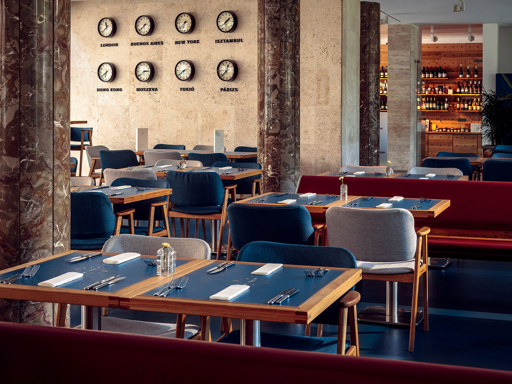 候车大厅内的酒吧餐厅,布达佩斯 / 81font-14