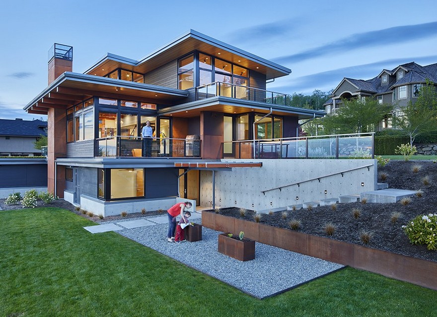 Issaquah Highlands House Offering Panoramic Views of Lake Washington-6