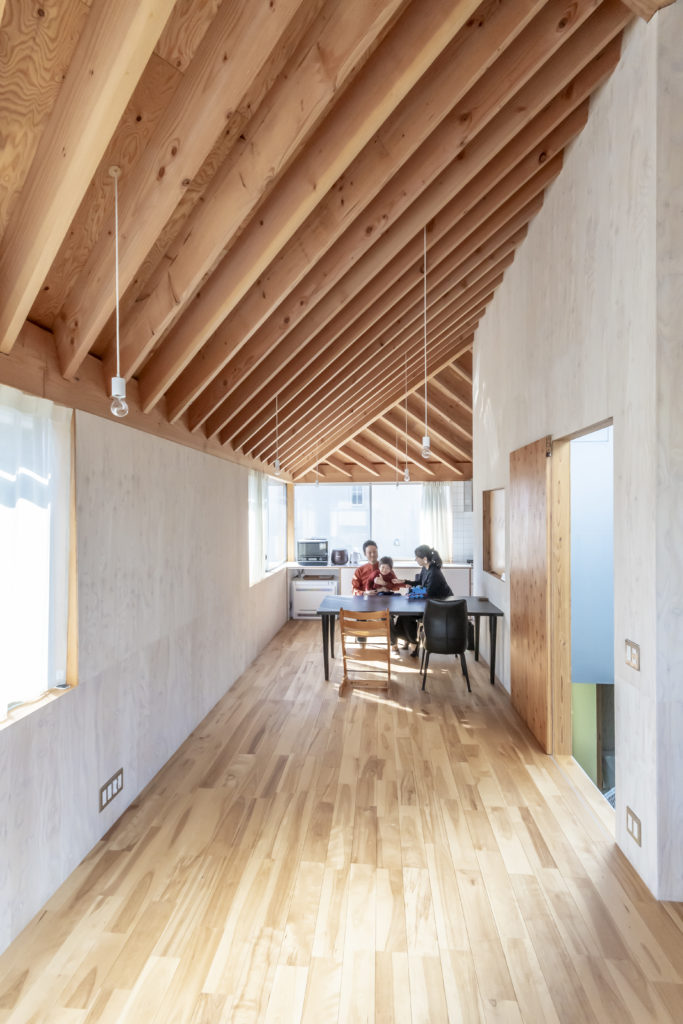 子どもが自由に走り回れる家空が見える階段室をコアにした回遊式空間で暮らす | Architecture | 100%LiFE-15