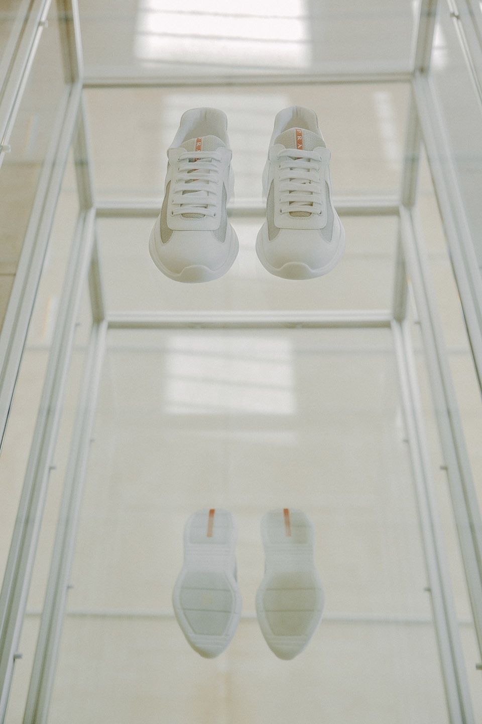 柏林 Voo Store 工业风玻璃展柜设计-10