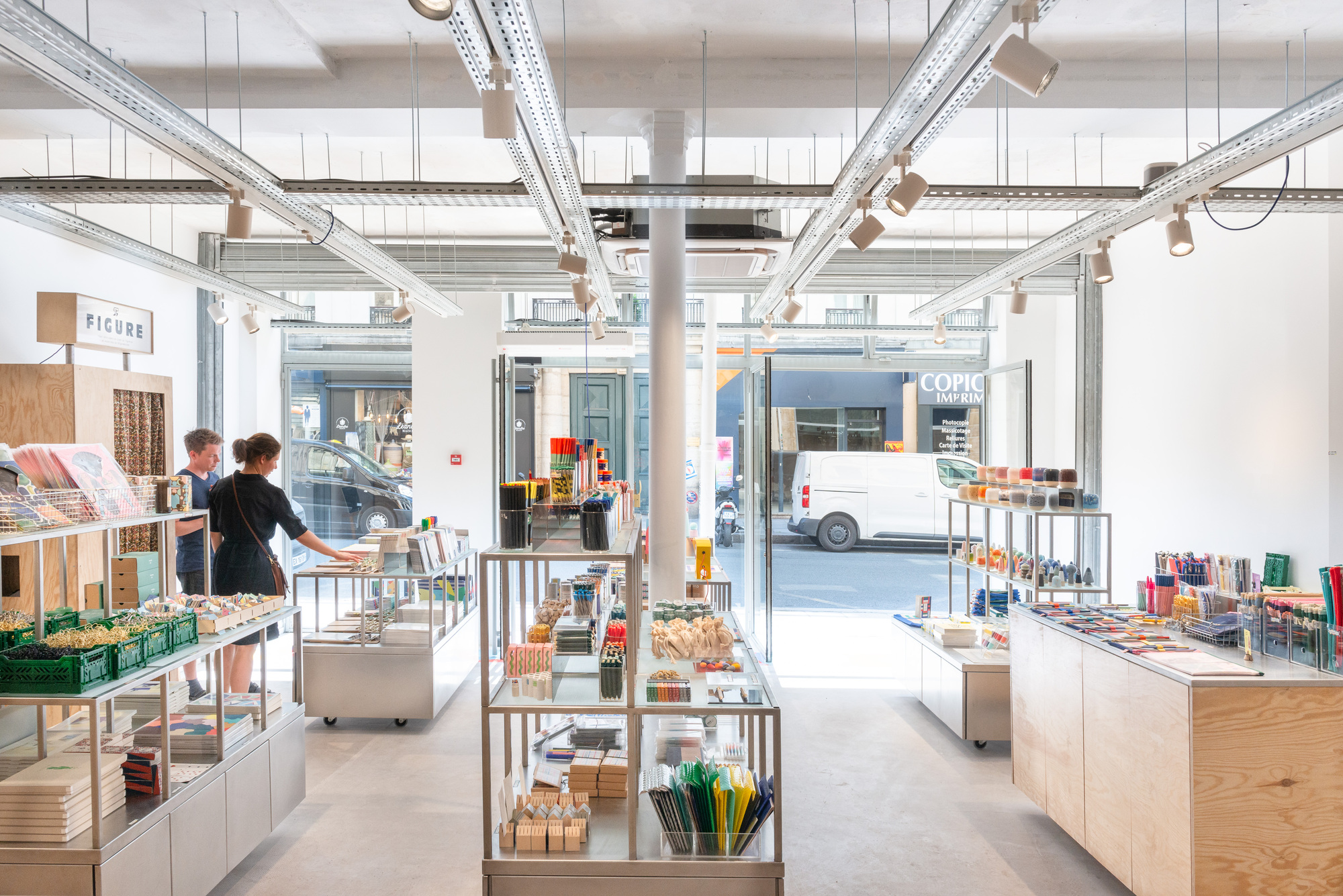 巴黎 Papier Tigre 纸品店革新设计,呈现极简风格与材料运用-1