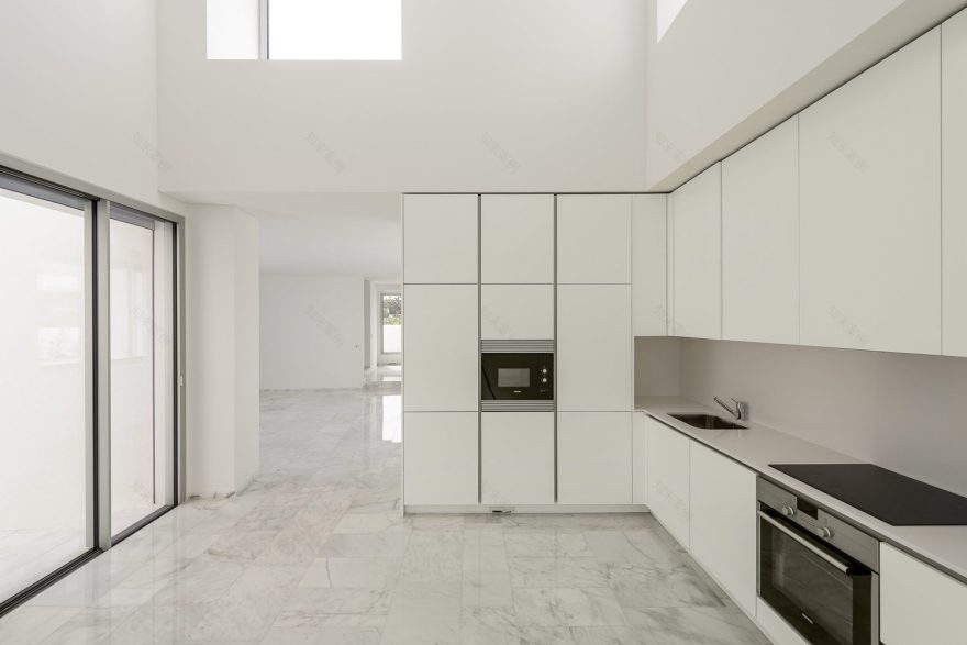 Between Two White Walls Corpo Atelier-50