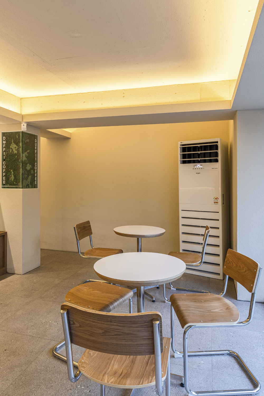 温暧的 18 坪咖啡厅设计 | 白色与木质的温馨空间-16