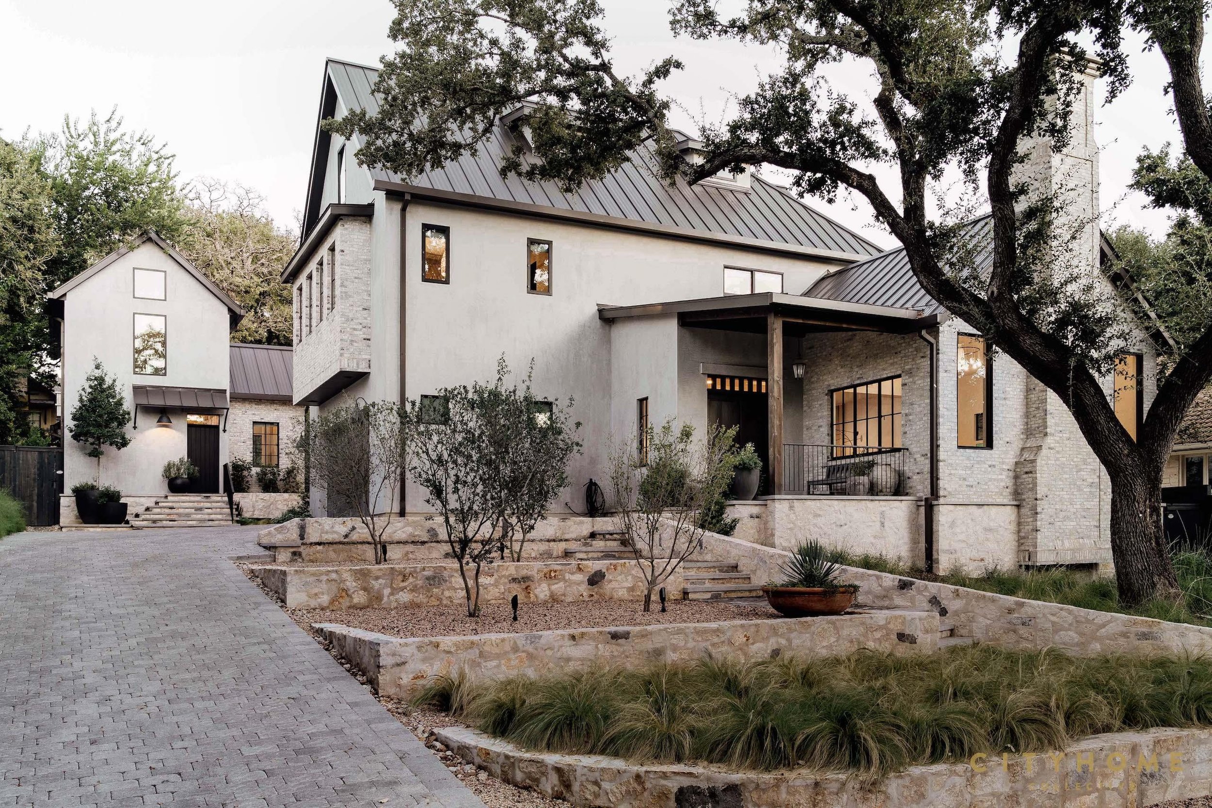 负鼠小跑
注：POSSUM是负鼠，TROT常见有小跑、慢跑之意，这种组合可能在特定情境中有特殊含义，若有更具体语境可进一步优化翻译 丨美国奥斯汀丨Element 5 Architecture-0