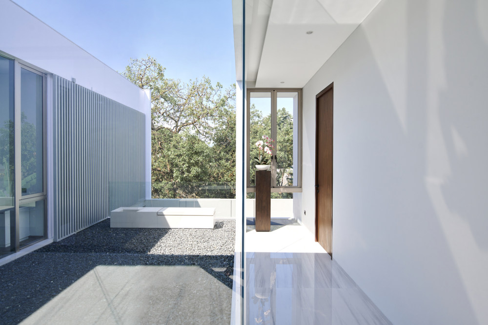 印尼白色简约住宅设计-19