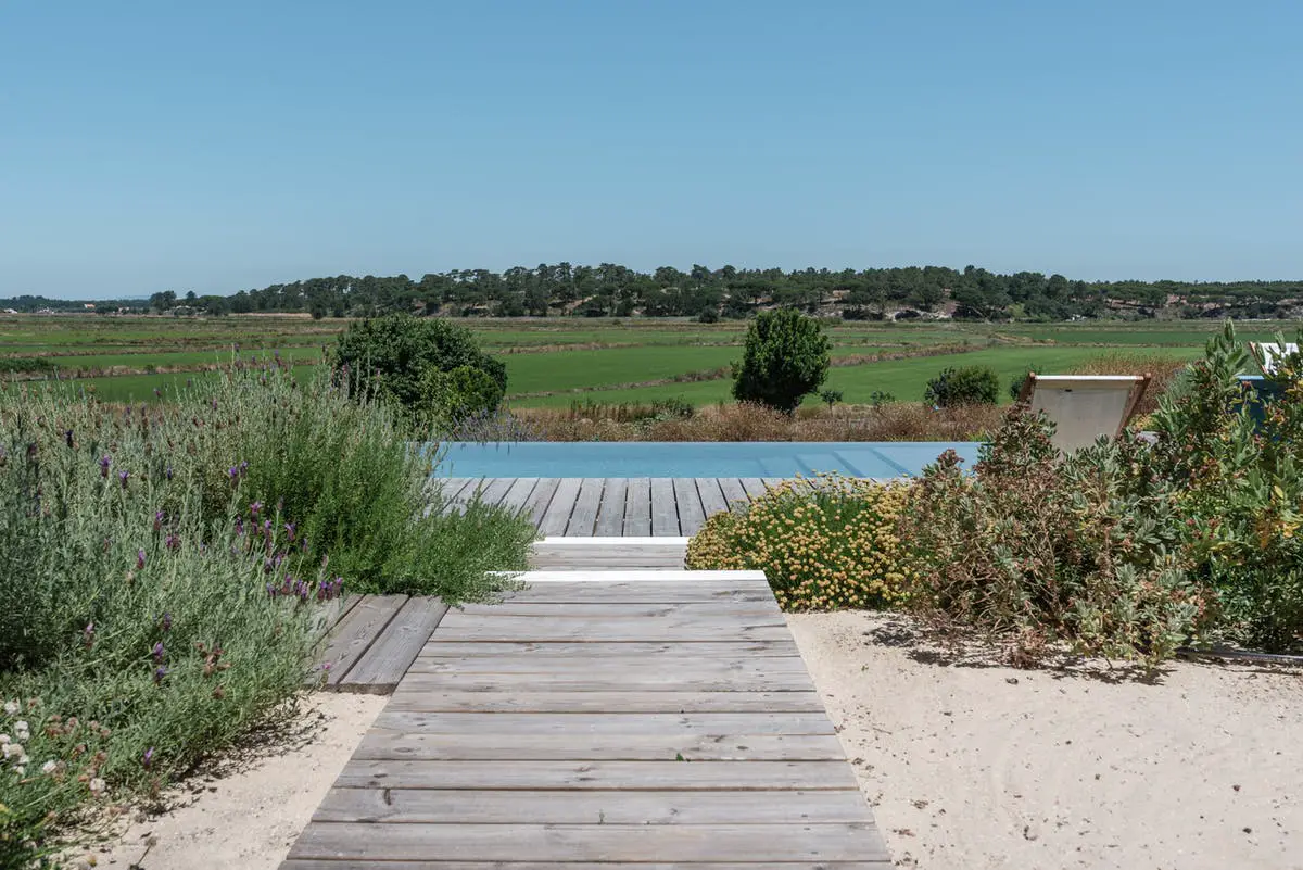 葡萄牙度假别墅 | 色彩斑斓的泳池边天堂-30