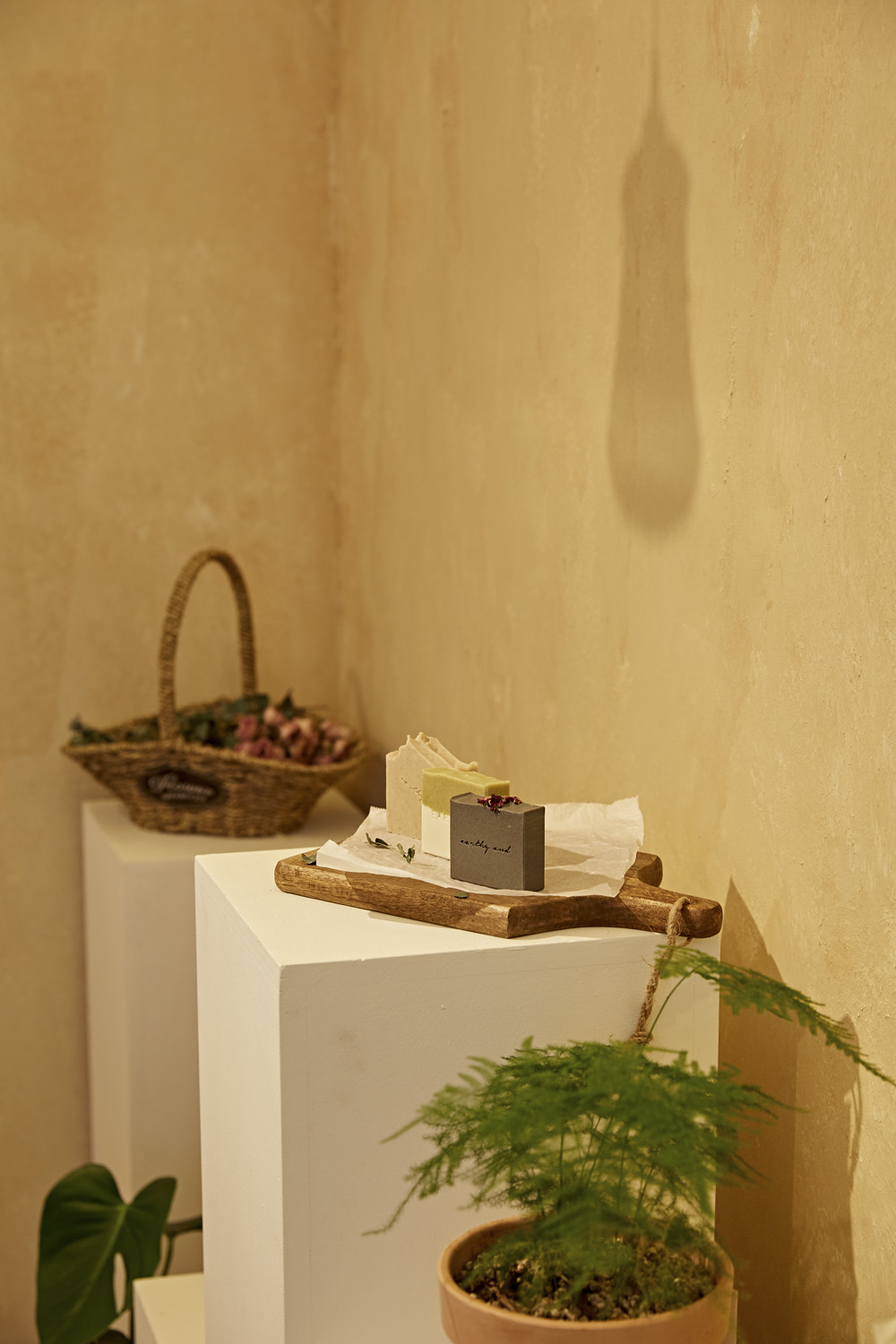 温馨舒适 | 白色木纹打造 8 平米浴室的极简奢华-11