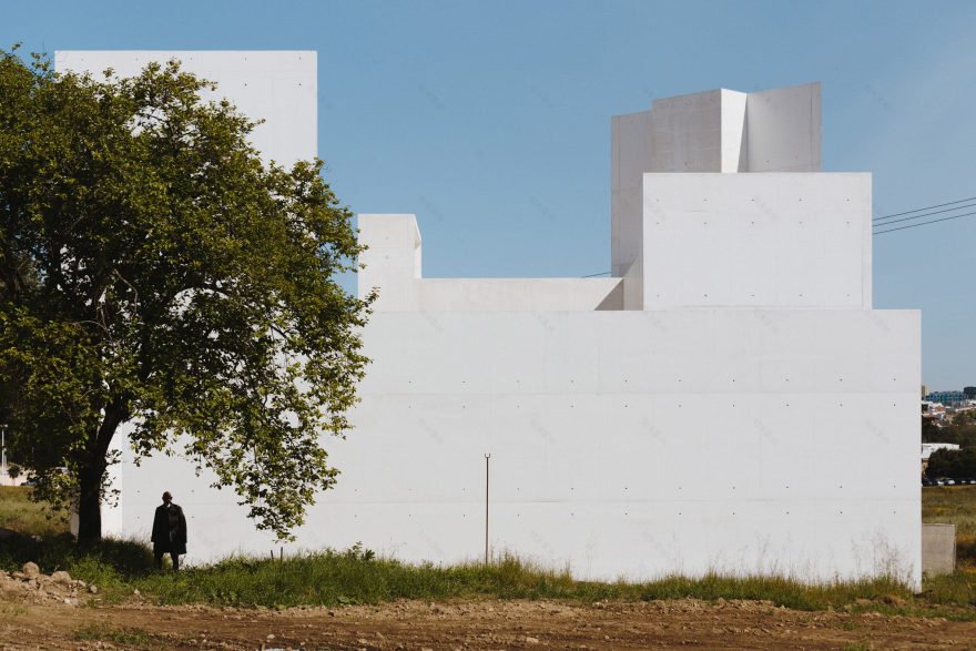Álvaro Siza adds angular concrete extension to renovated monastery in Porto-7