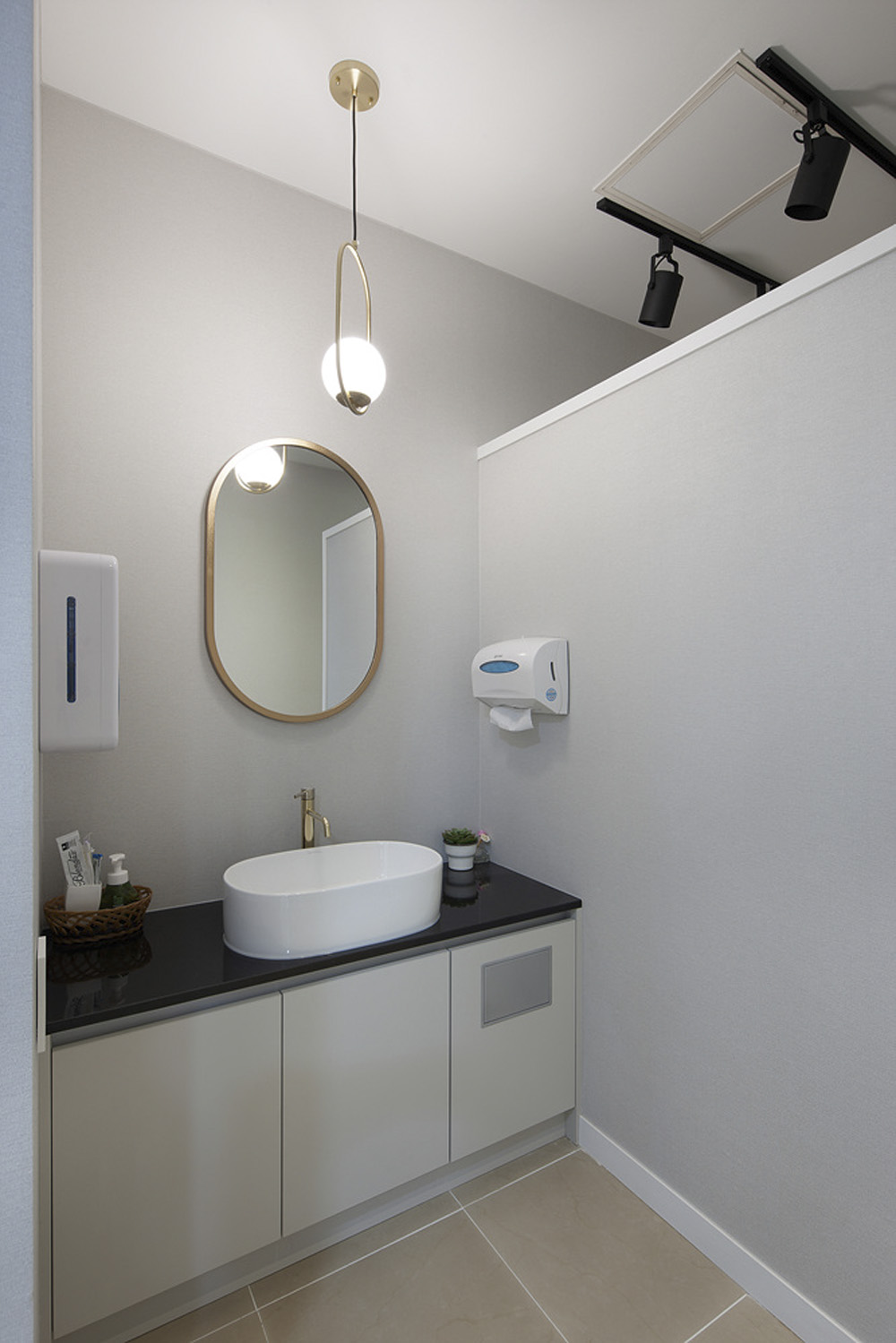 白色与木质的极简魅力 | 38 平米牙科诊所设计-14