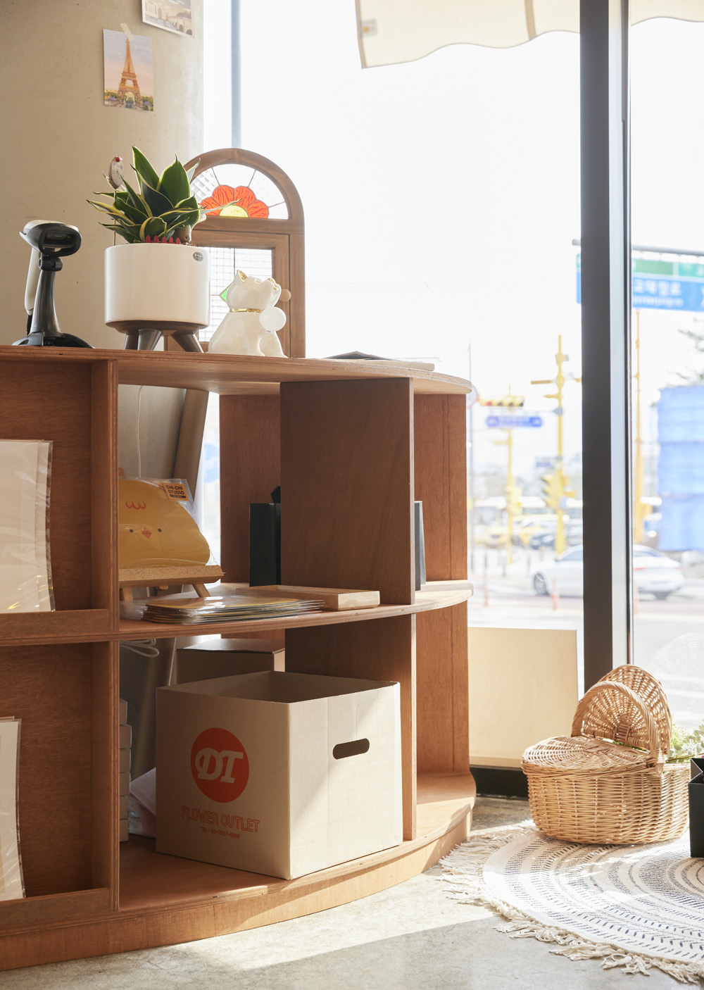 白色与木色交融，打造宁静舒适的室内空间-13