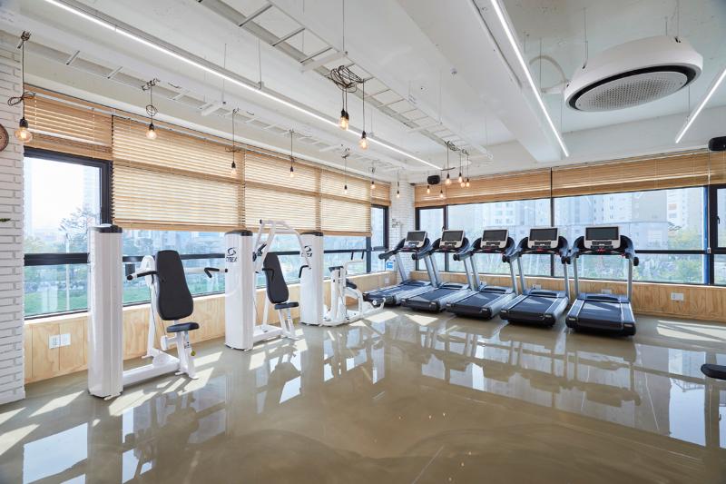 现代明亮 60 平健身中心，专业与时尚的完美融合-4