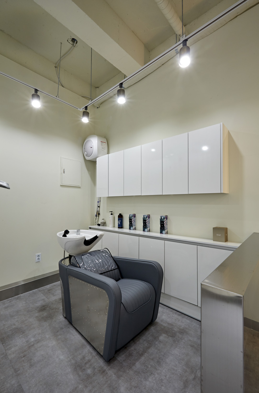 10 坪男性专用美容室设计，极简工业风打造舒适空间-11