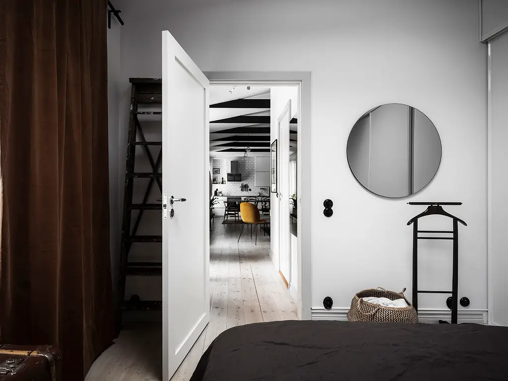 瑞典百年老屋中的温馨卧室设计-15
