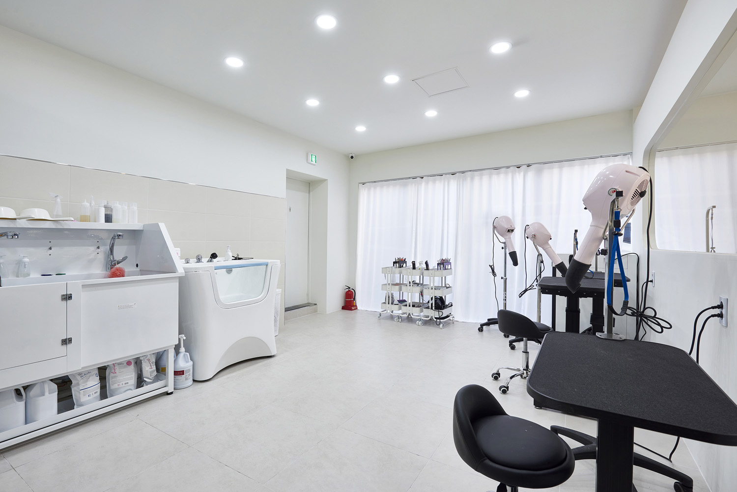 白色与木质，打造 25 平米极简美容室-10