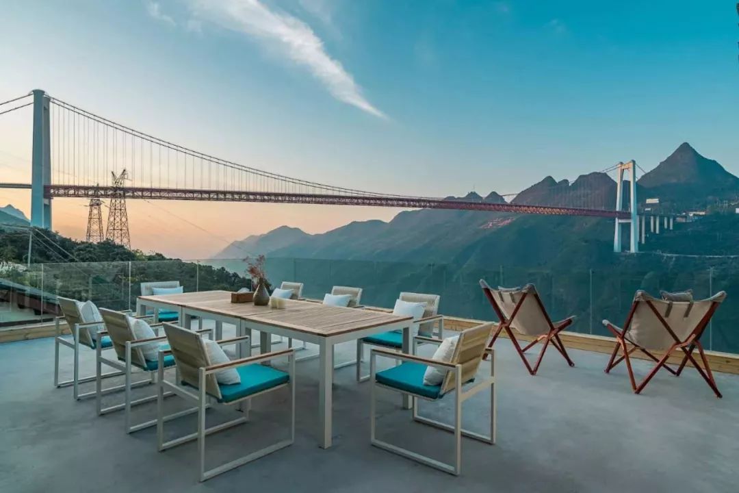 民宿设计，不论是重建或扩建、运用设计的加法或减法、还是采用在地材料，不仅能使荒废破旧的乡下老宅焕然一新，也能重塑一方水土。-105