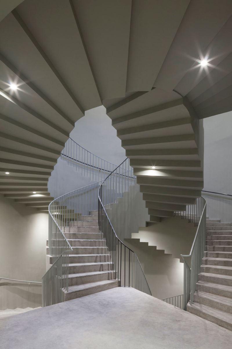 比利时 Tournai 建筑学院 | 混凝土工业风的教育空间-15